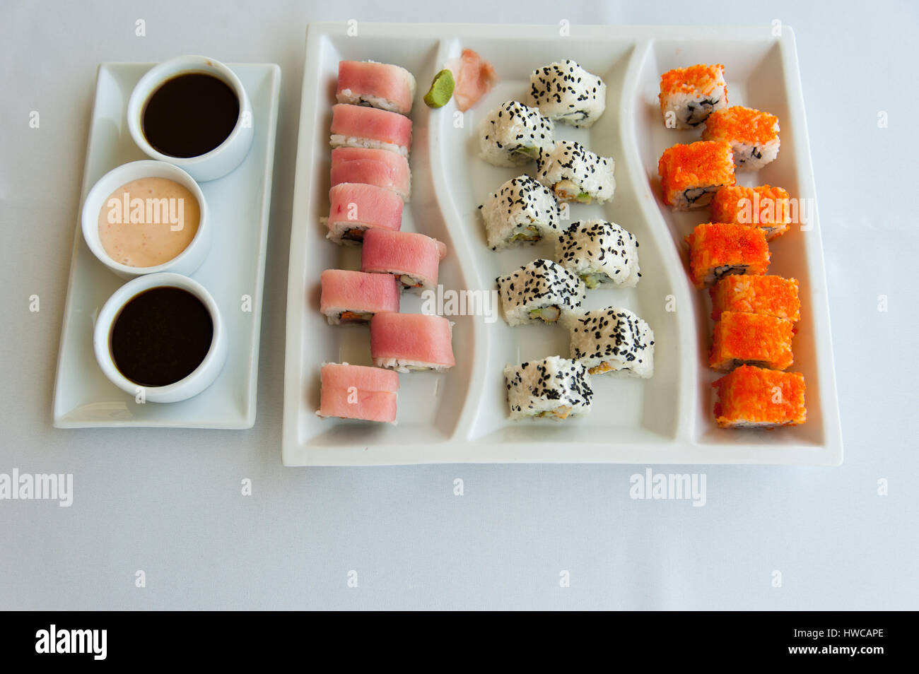 Sushi colorato su bianco, piastra modellata Foto Stock