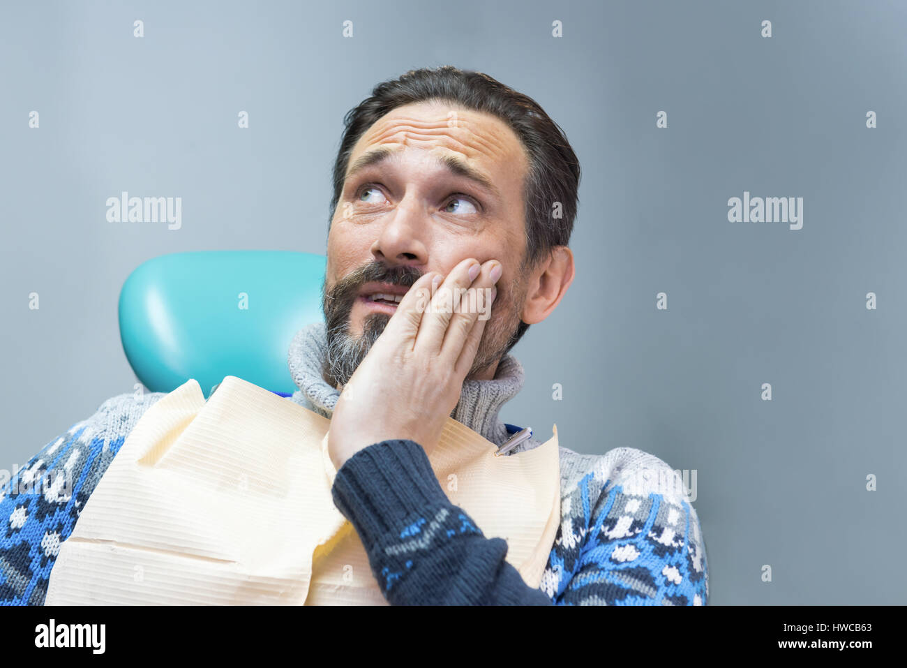 Uomo adulto avente il mal di denti. Foto Stock