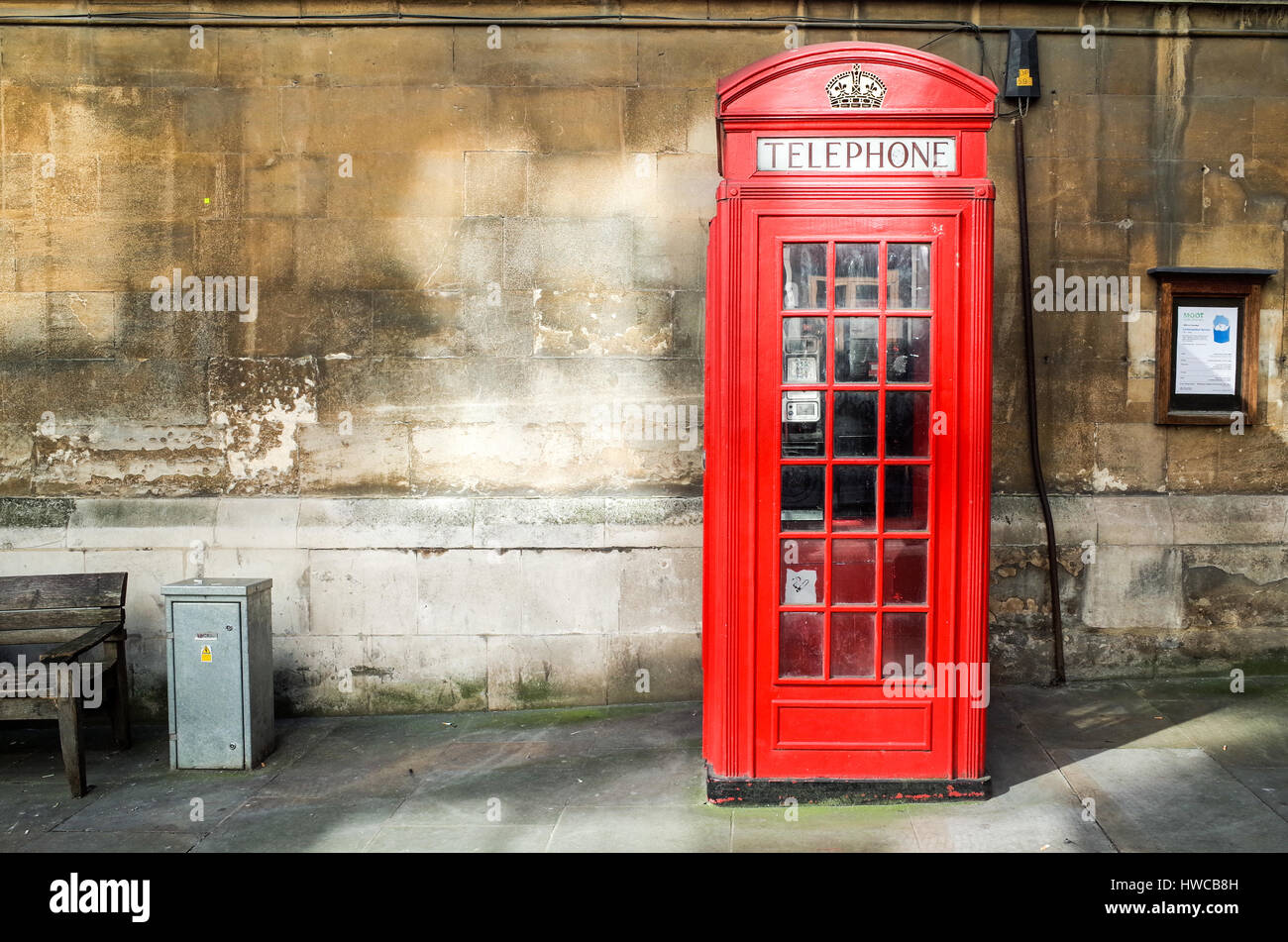 Un classico telefono rosso chiosco nel quartiere finanziario di Londra Foto Stock