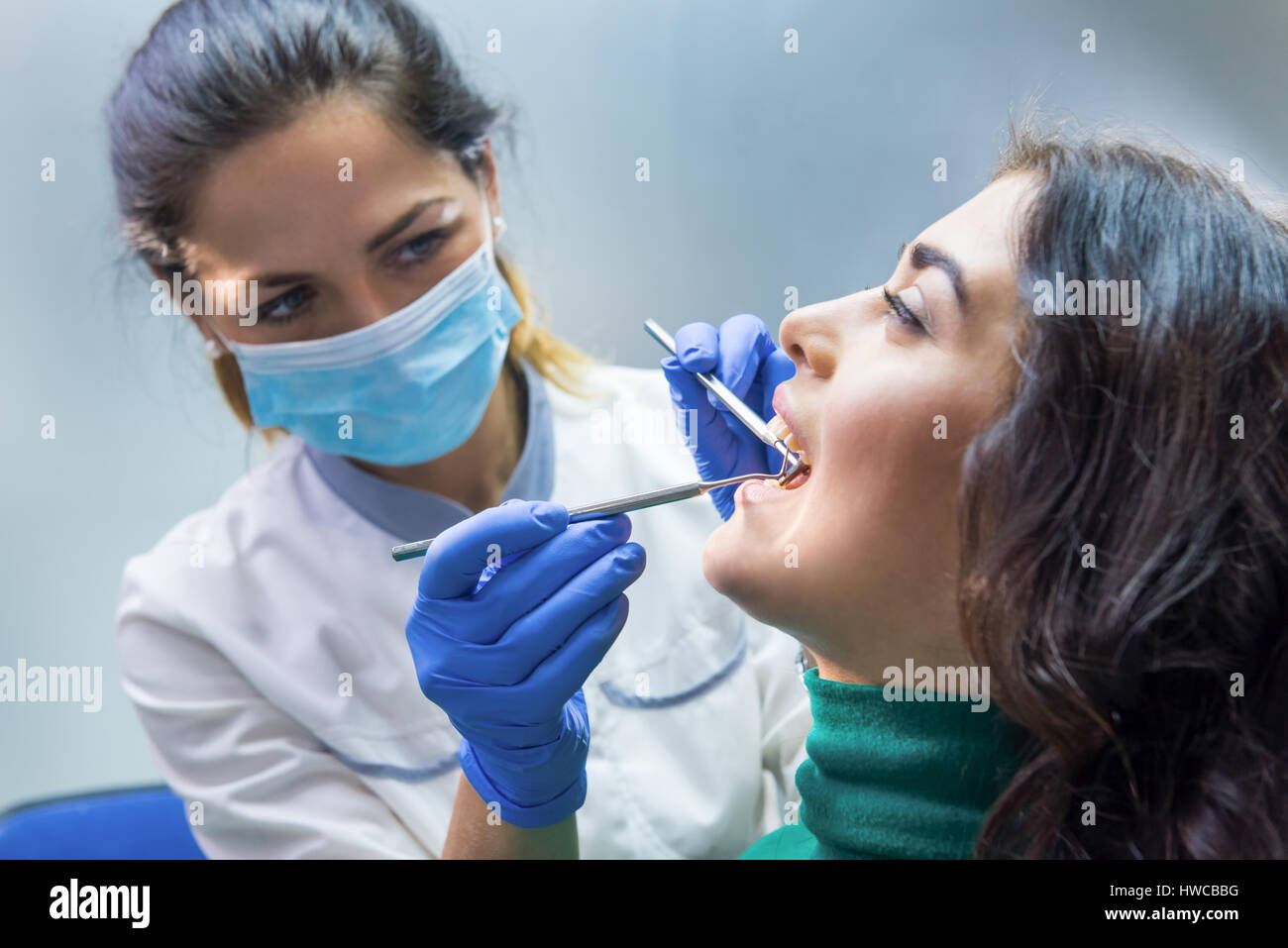 Dentista lavora una donna. Foto Stock
