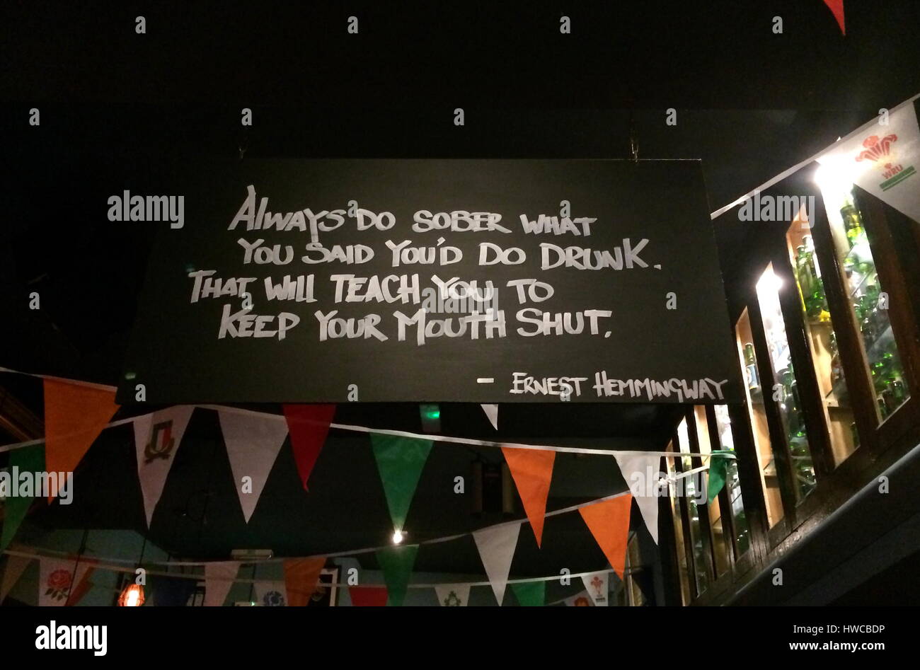 Un cartello con scritto il messaggio spiritoso all'interno di un pub di Dublino - un fervido hemmingway preventivo Foto Stock