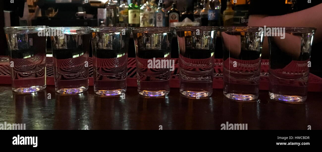 Scatti di tequila al bar durante una notte a Dublino, Irlanda Foto Stock