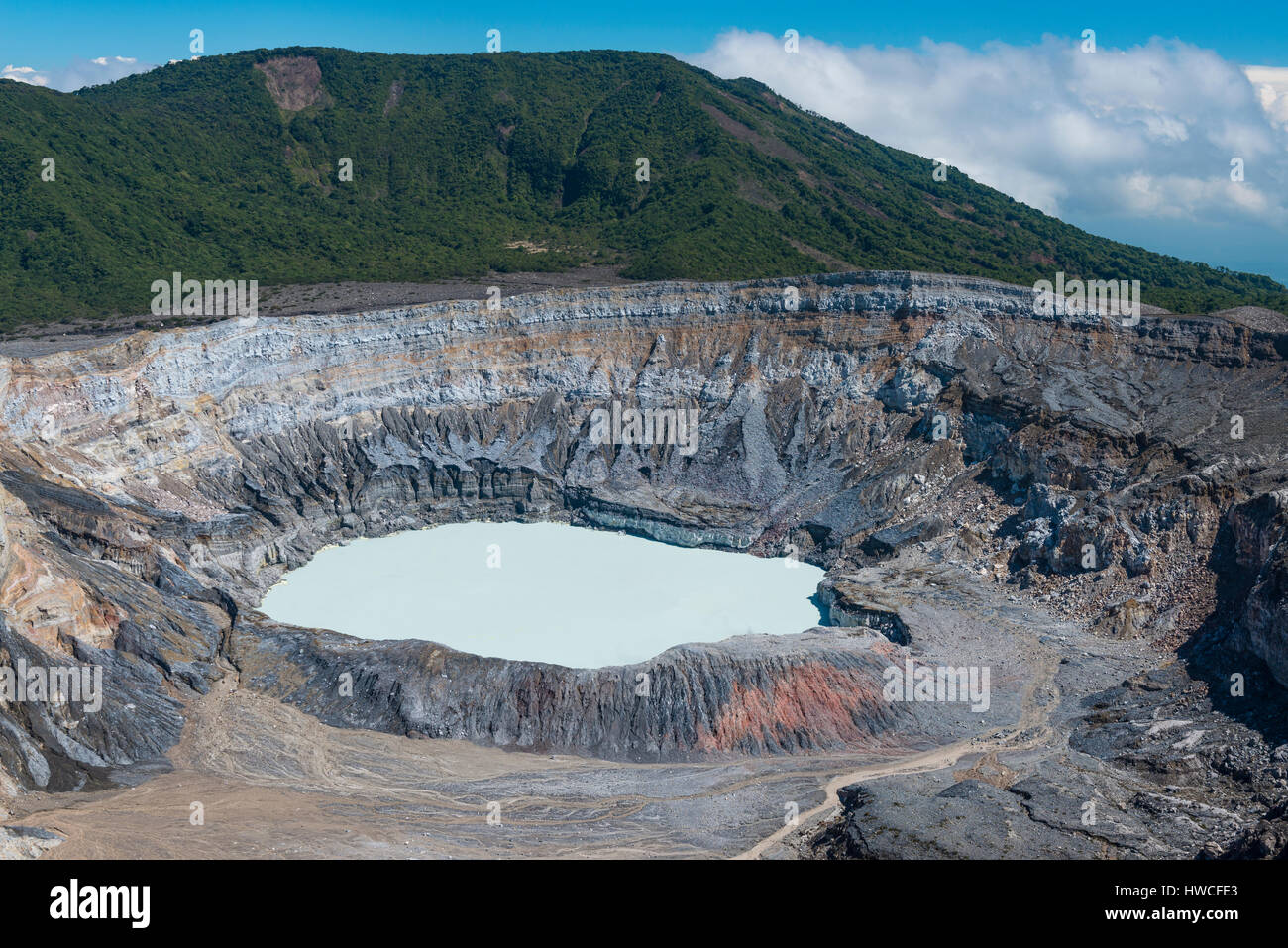 Caldera con il cratere del lago, Vulcano Poas, nel Parco Nazionale del Vulcano Poas, Costa Rica Foto Stock