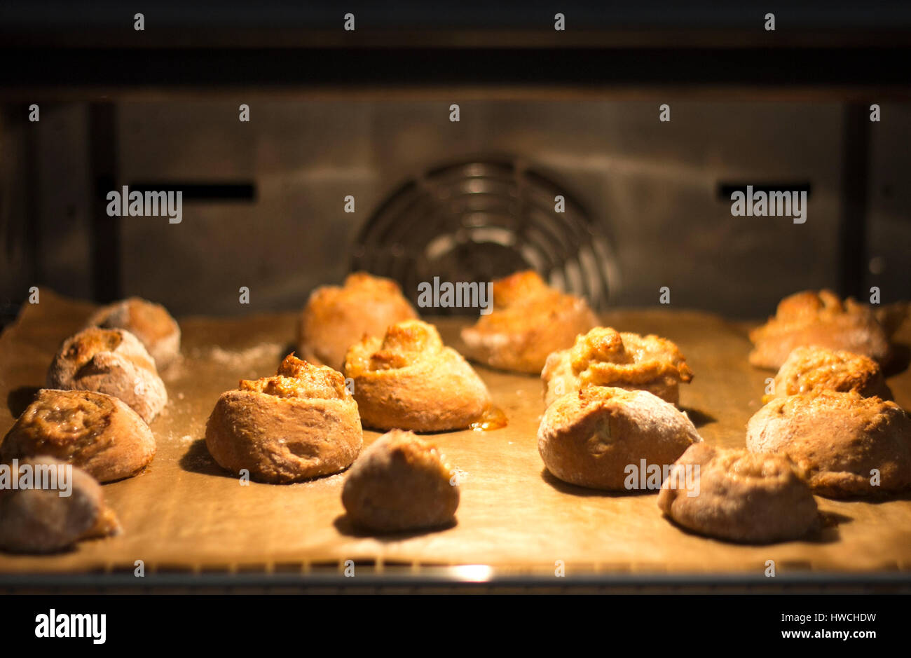 Torsioni della pasticceria di essere cotti al forno Foto Stock