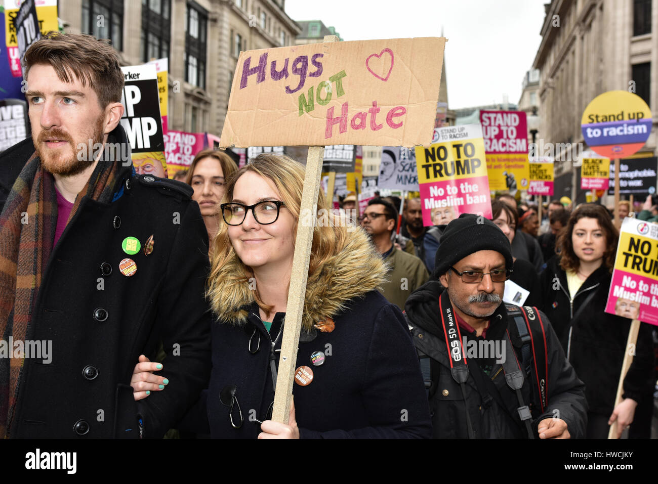 Londra, Regno Unito. Xviii Mar, 2017. Un manifestante in corrispondenza di un anti-razzismo marzo attraverso il centro di Londra sulle Nazioni Unite Anti-Racism giorno, tenendo un cartello che recita "Abbracci non odio". Centinaia di manifestanti hanno marciato da Portland Place a Piazza del Parlamento per contrastare il razzismo e l'islamofobia e l'antisemitismo. Credito: Giacobbe Sacks-Jones/Alamy Live News. Foto Stock