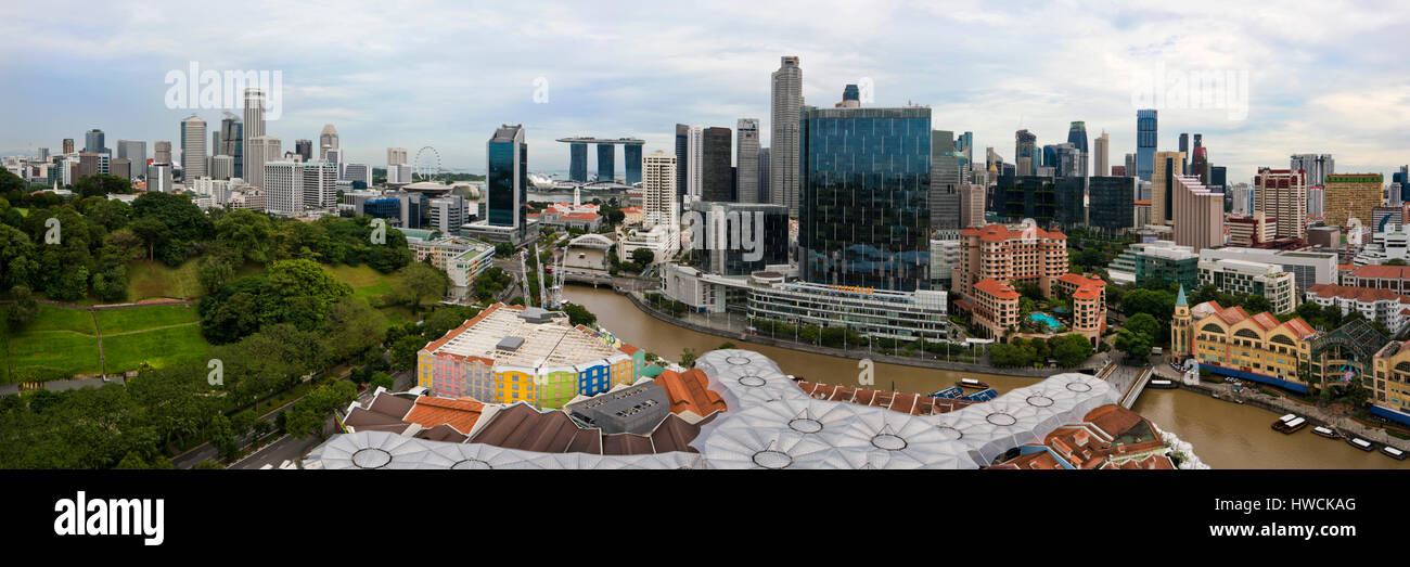 Panoramica orizzontale (2 picture stitch) cityscape di Singapore con il Clarke Quay in primo piano e Foto Stock
