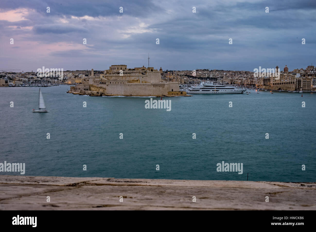 Valletta, porto di Malta con superyacht ormeggiato. Foto Stock