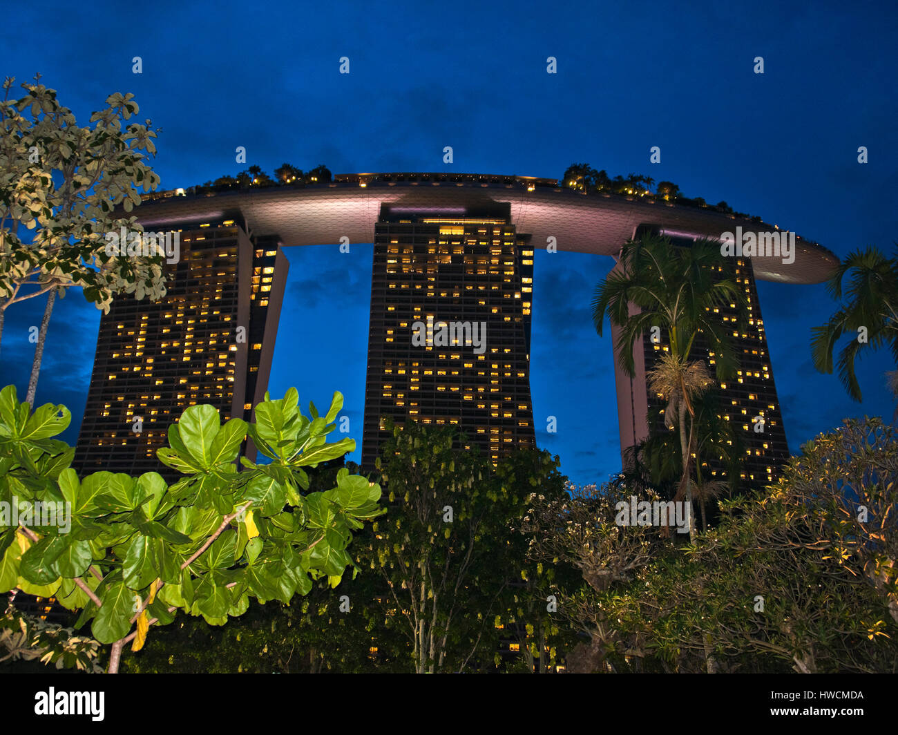 Il Sud Est asiatico, Singapore, Singapore, Jan 2017 vista orizzontale della Marina Bay Sands Hotel di Singapore di notte. Foto Stock