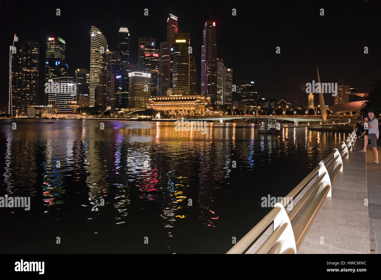 Vista orizzontale di grattacieli del CBD, il quartiere centrale degli affari, attraverso Marina baia di notte ho Foto Stock