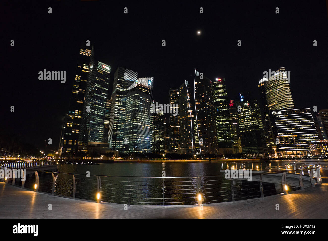Vista orizzontale della CBD, il quartiere centrale degli affari, in notturna a Singapore. Foto Stock