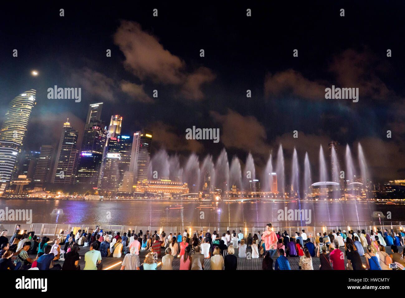 Vista orizzontale degli spettatori alla meraviglia piena luce e sound show in notturna a Singapore. Foto Stock