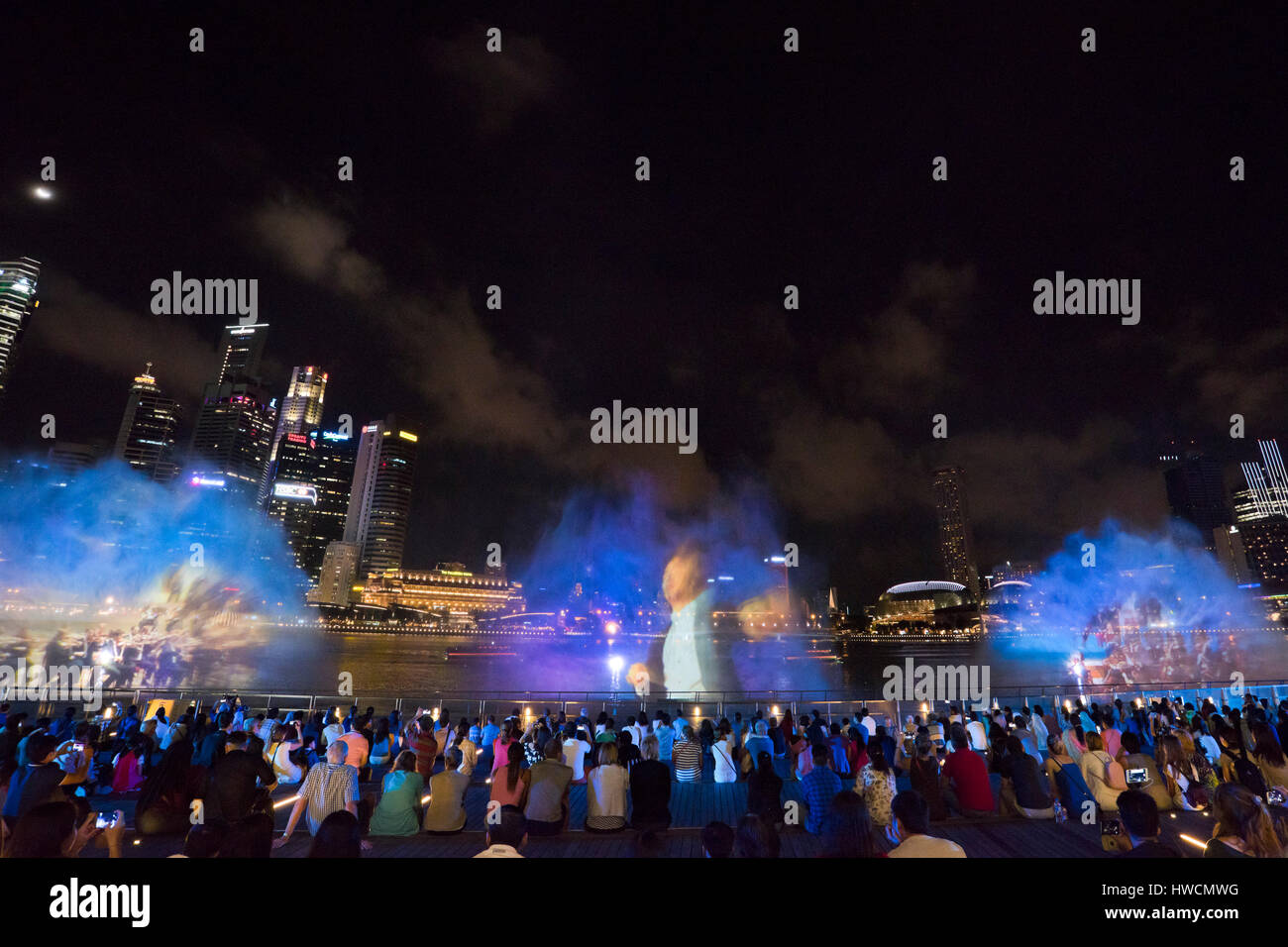 Vista orizzontale delle proiezioni su acqua alla meraviglia piena luce e sound show in notturna a cantare Foto Stock