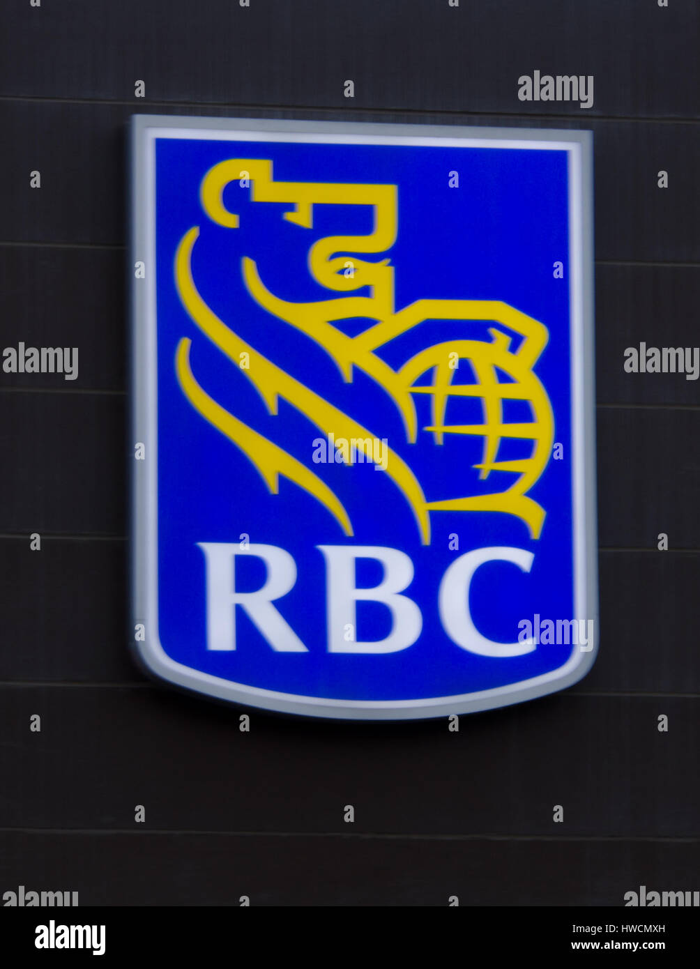 Un Royal Bank of Canada (RBC) il logo a Calgary, Alberta, Canada. Foto Stock