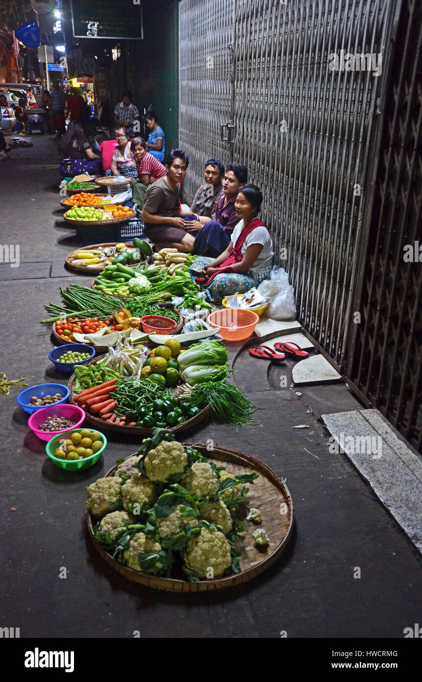 La frutta e la verdura per la vendita di notte in una strada a Yangon, Myanmar Foto Stock