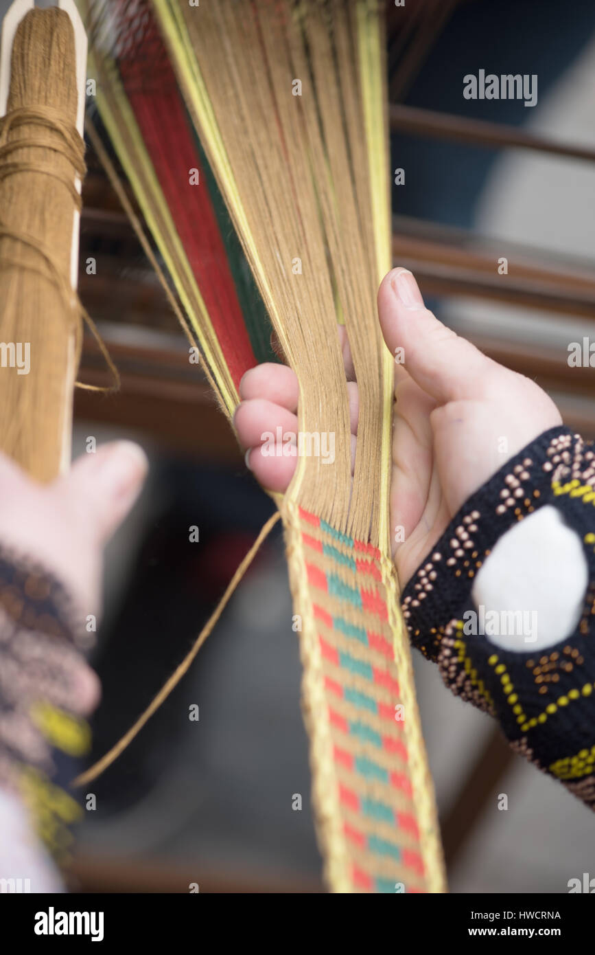 Le mani della donna la tessitura tradizionale etnica Lituani band da lino Foto Stock