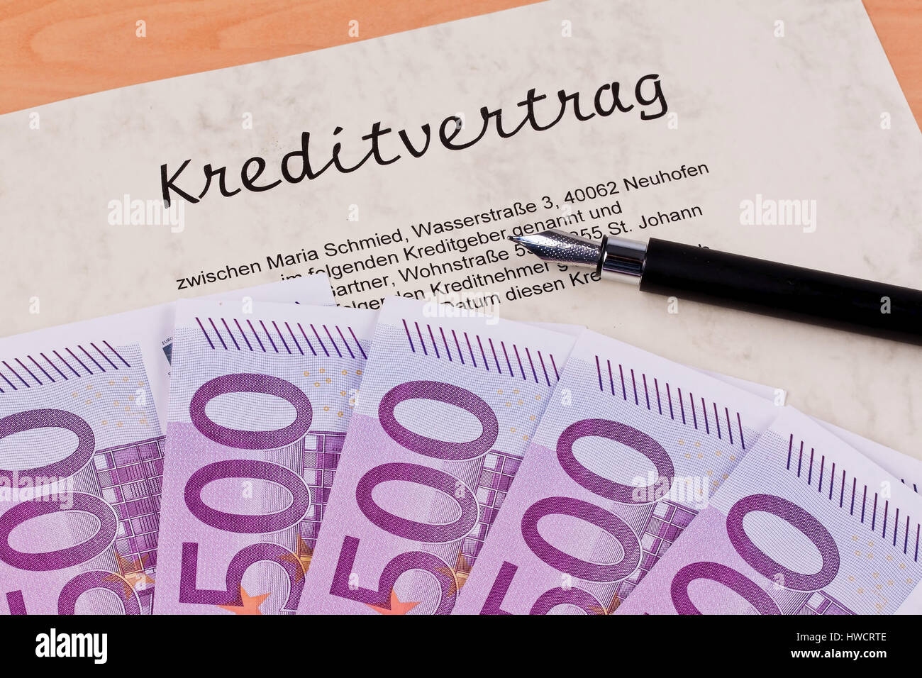 Un sacco di euro di banconote e contratto di prestito, Viele Euro Geldscheine und Kredit Vertrag Foto Stock
