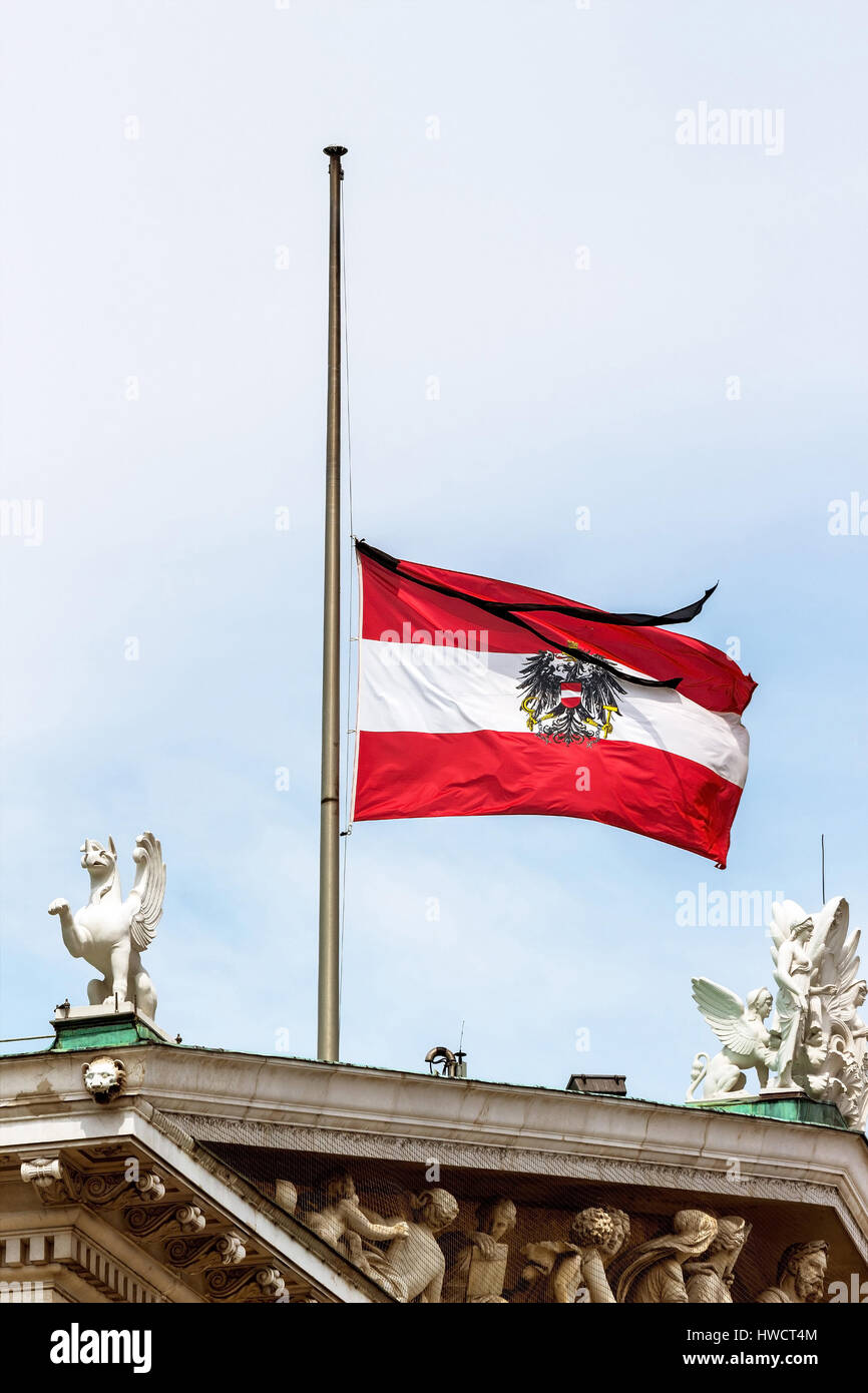 Austria servizio federale bandiera a mezz asta, simbolo di uno Stato federale, il dolore, il patriottismo, Österreich Bundesdienstflagge, Halbmast, simbolo für Bundessta Foto Stock