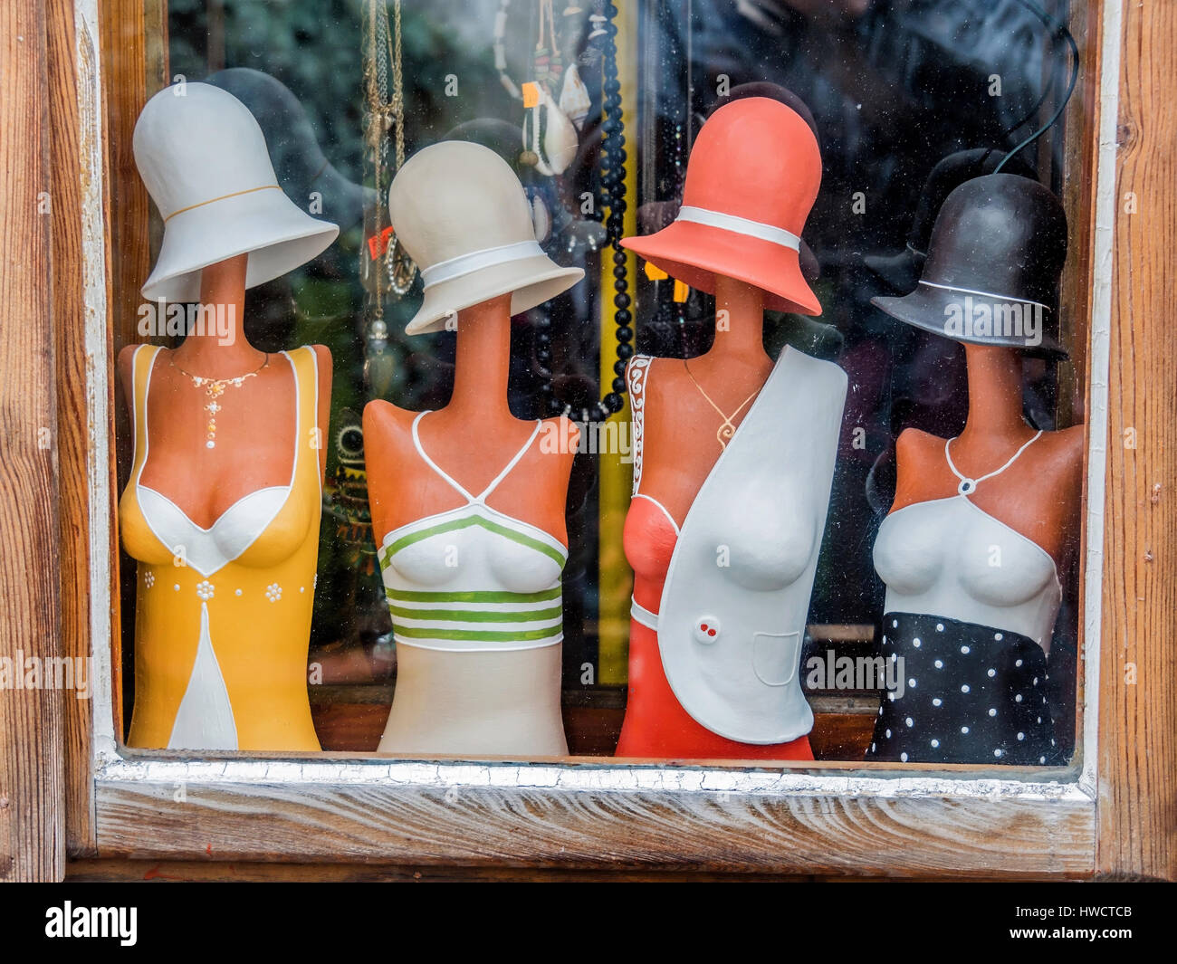 Bambole in un cappello shop, Puppen in einem Hutgeschäft Foto Stock