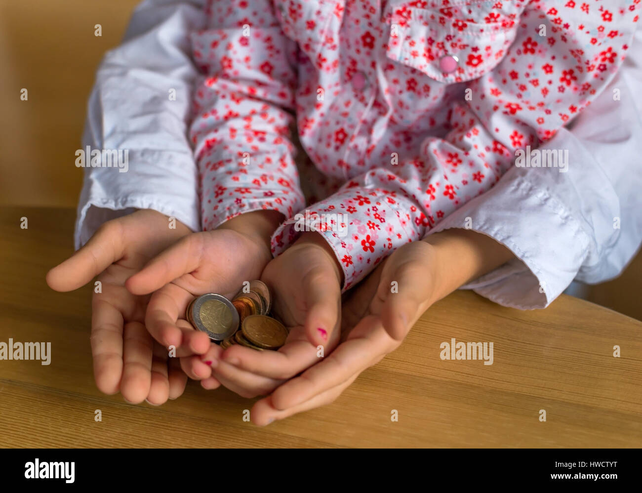 I bambini delle monete in attesa di denaro nelle sue mani. Foto simbolico per il risparmio e il contatto con il denaro imparare., Kinder halten Münzen von Geld in ihren Händen. Foto Stock