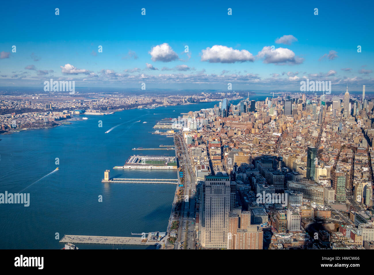 Skyline vista aerea di Manhattan con grattacieli e sul fiume Hudson - New York, Stati Uniti d'America Foto Stock