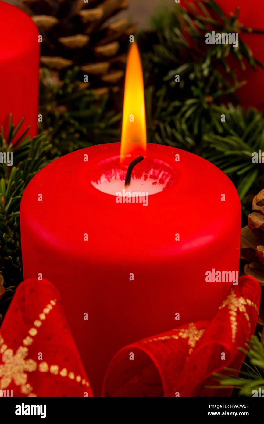 Una corona di Avvento a Natale prevede romatinsche umore nel tranquillo Avvento tempo., Ein Adventskranz zu Weihnachten sorgt für romatinsche Stimmung Foto Stock
