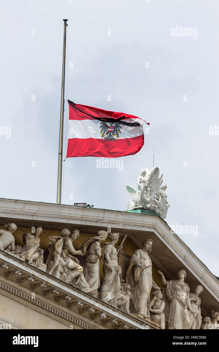 Il parlamento di Vienna, Austria. Sede del governo. Bandiera austriaca su a mezz' asta, Das Parlament in Wien, Österreich. Sitz der Regierung. Öster Foto Stock