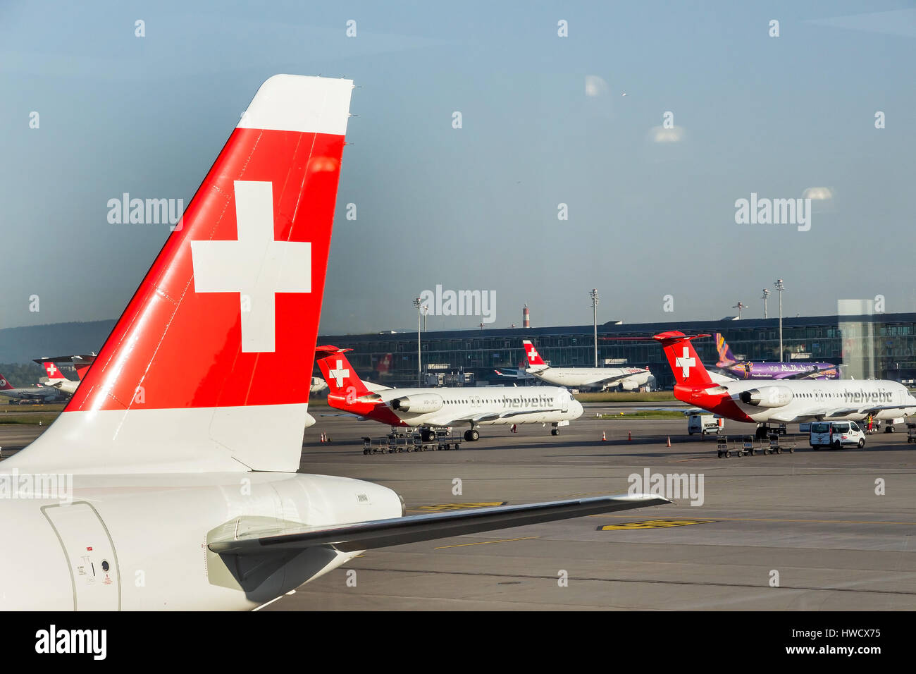 Svizzera, Zurigo: aerei degli svizzeri sull'aeroporto di Kloten, Schweiz, Zürich: Flugzeuge der Swiss auf dem Flughafen Kloten Foto Stock