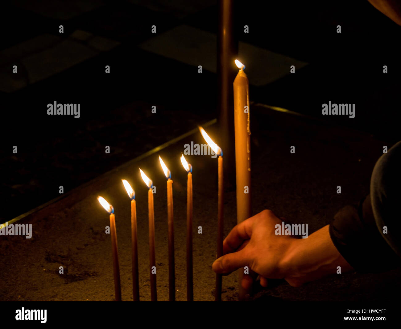 Le fiamme delle candele sono premuti dal vento in disparte, Flammen von Kerzen werden durch Wind zur Seite gedrückt Foto Stock