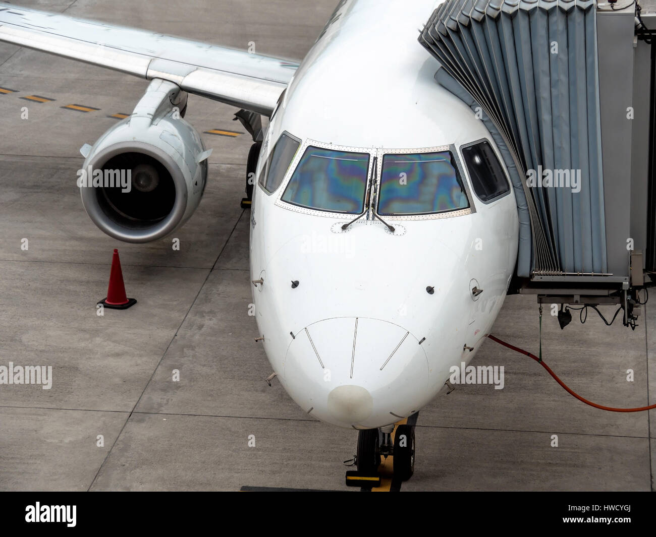 Un aereo è ancorato in un aeroporto, Ein Flugzeug ist un einem Flughafen angedockt Foto Stock
