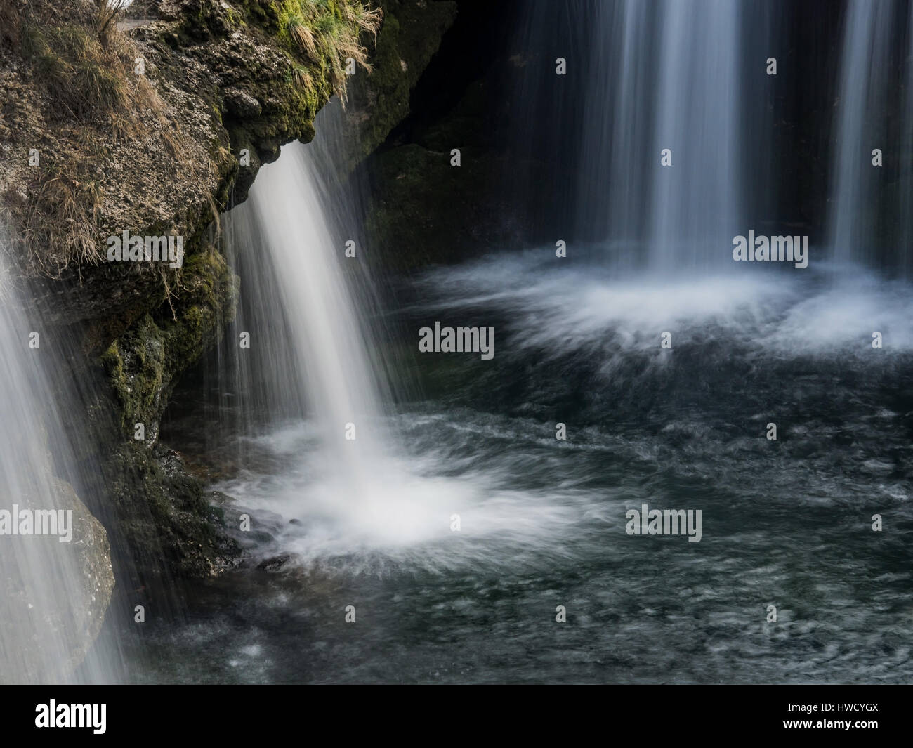 L'acqua scorre su una cascata. La bellezza della natura, Wasser fliesst über einen Wasserfall. Schönheit der Natur Foto Stock