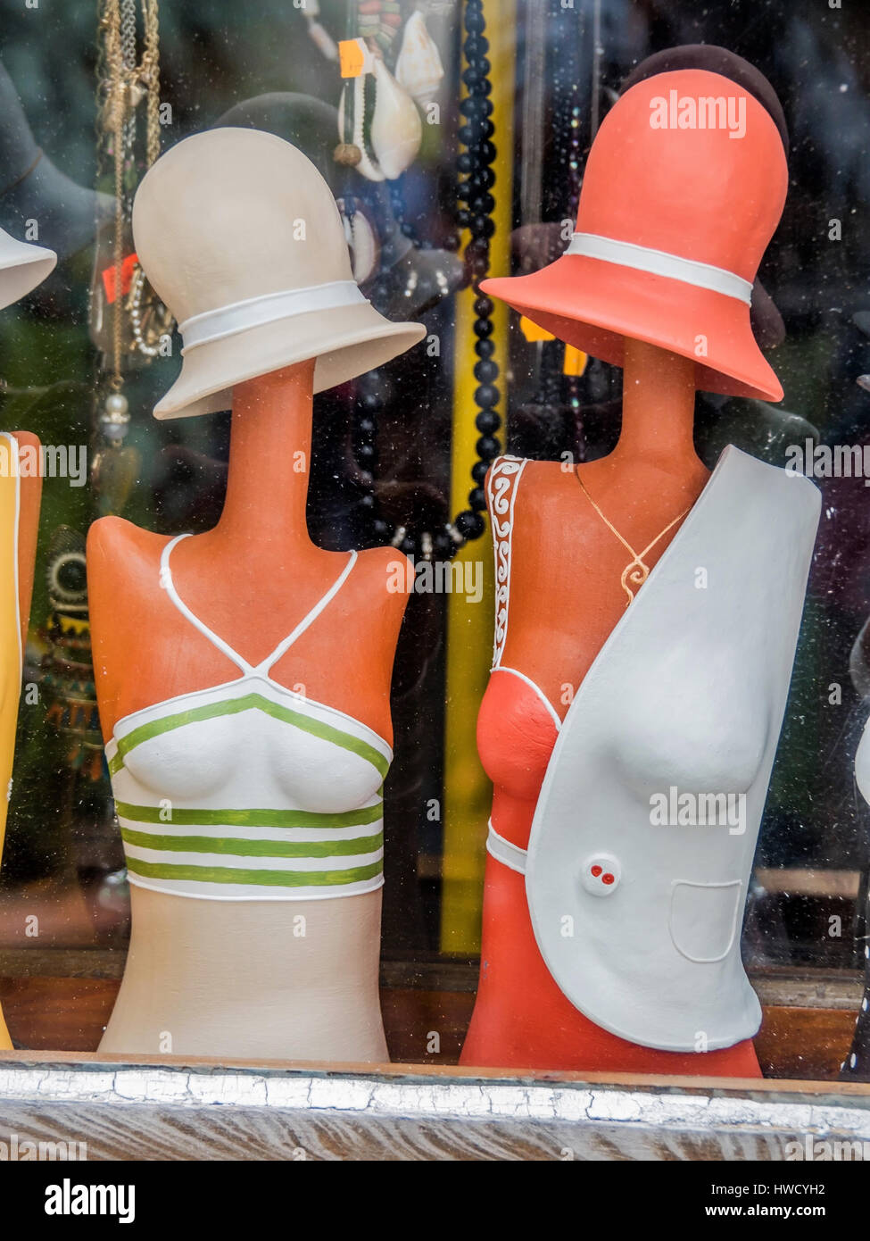 Bambole in un cappello shop, Puppen in einem Hutgeschäft Foto Stock