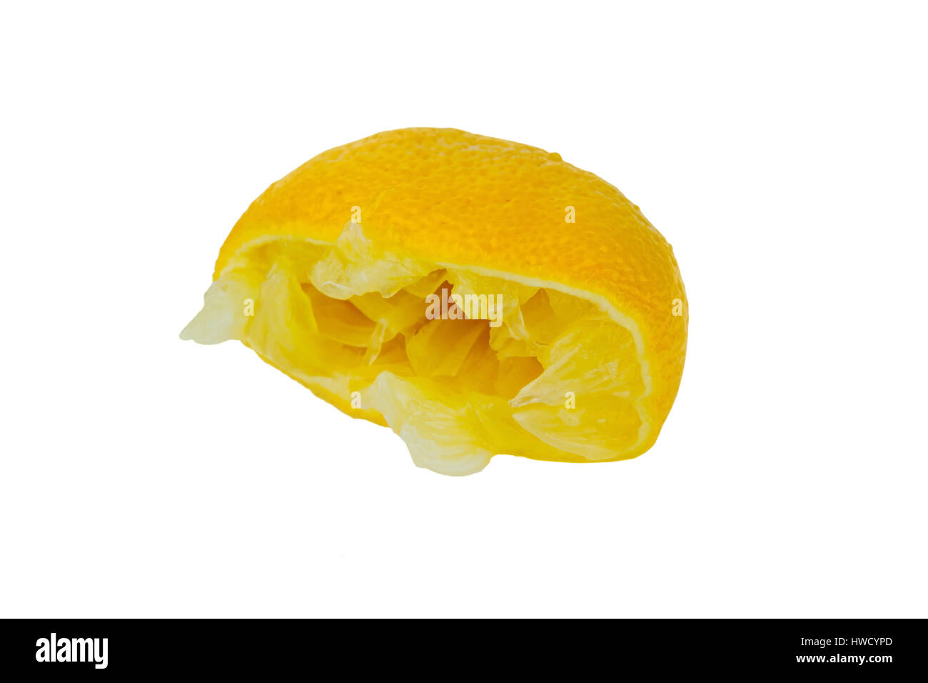 Un limone spremuto su sfondo bianco. Foto simbolico per le imposte e le consegne., Eine ausgepresste limone auf weißemHintergrund. Symbolfoto für Steuer Foto Stock
