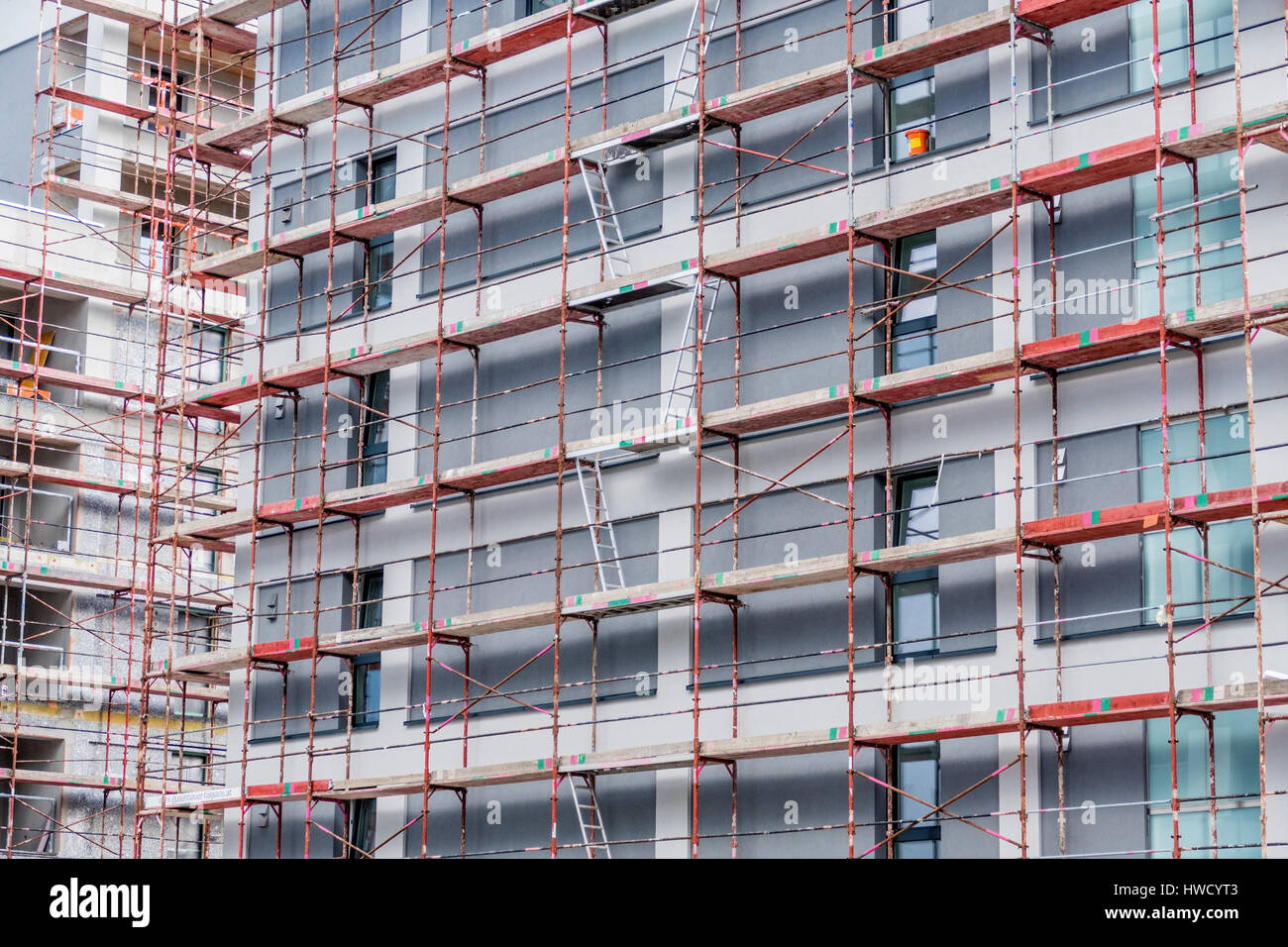 Impalcatura su un sito di costruzione di una nuova casa di abitazione, Baugerüst auf einer Baustelle für ein neues Wohnhaus Foto Stock