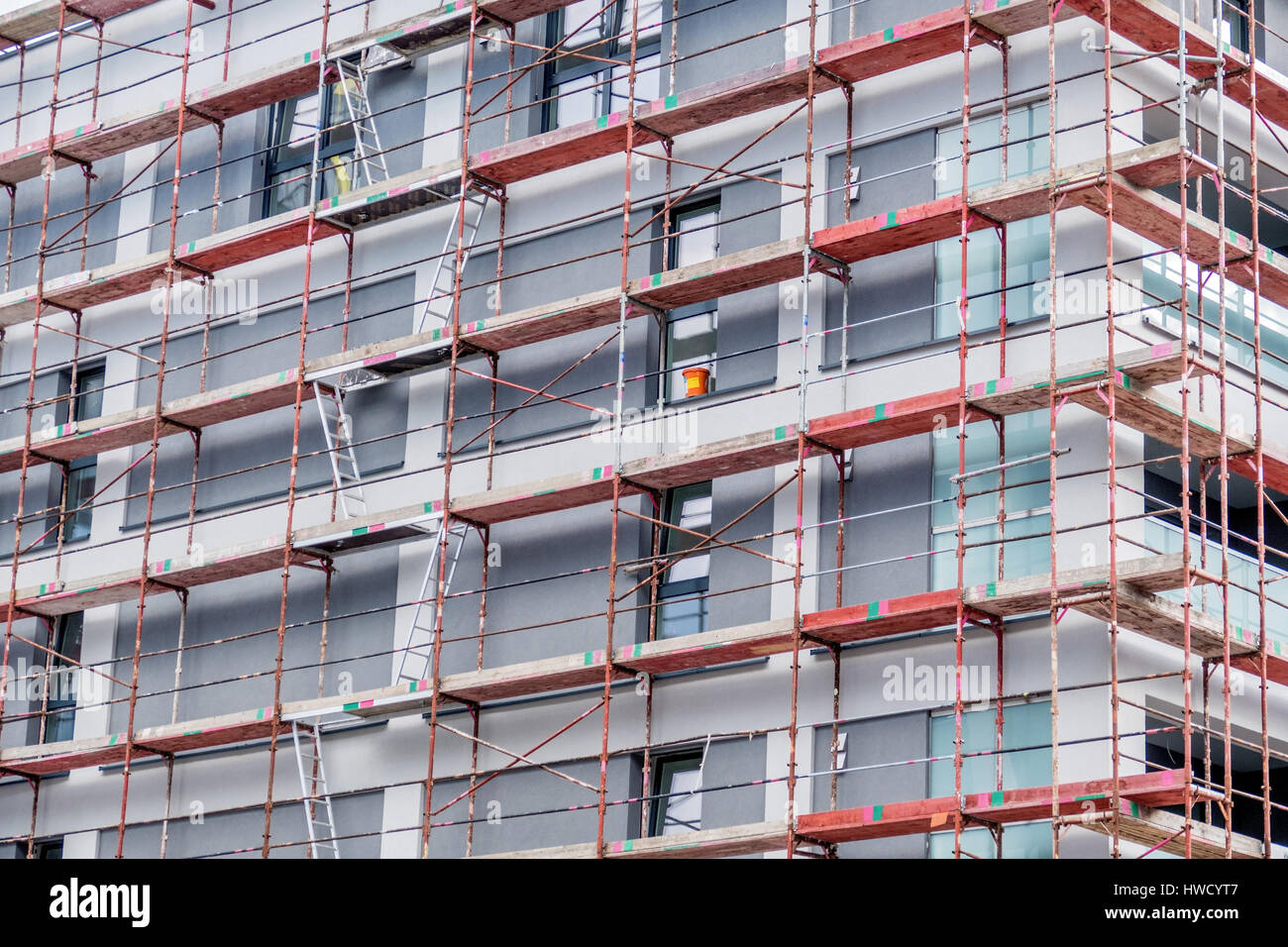 Impalcatura su un sito di costruzione di una nuova casa di abitazione, Baugerüst auf einer Baustelle für ein neues Wohnhaus Foto Stock