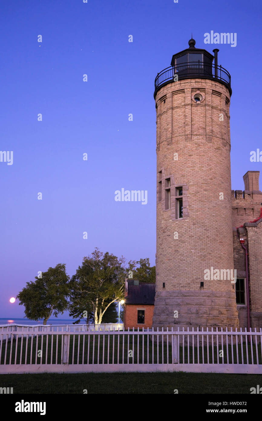 Il vecchio punto di Mackinac Stazione di luce e la luna piena. Mackinaw City, Michigan, Stati Uniti d'America. Foto Stock