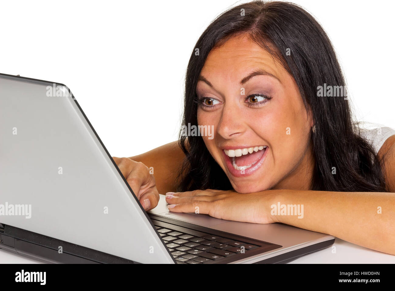Una giovane donna con un computer portatile. Foto di simbolo per la comunicazione e media moderni., Eine junge Frau Mit einem computer laptop. Foto di simbolo f'r Kom Foto Stock
