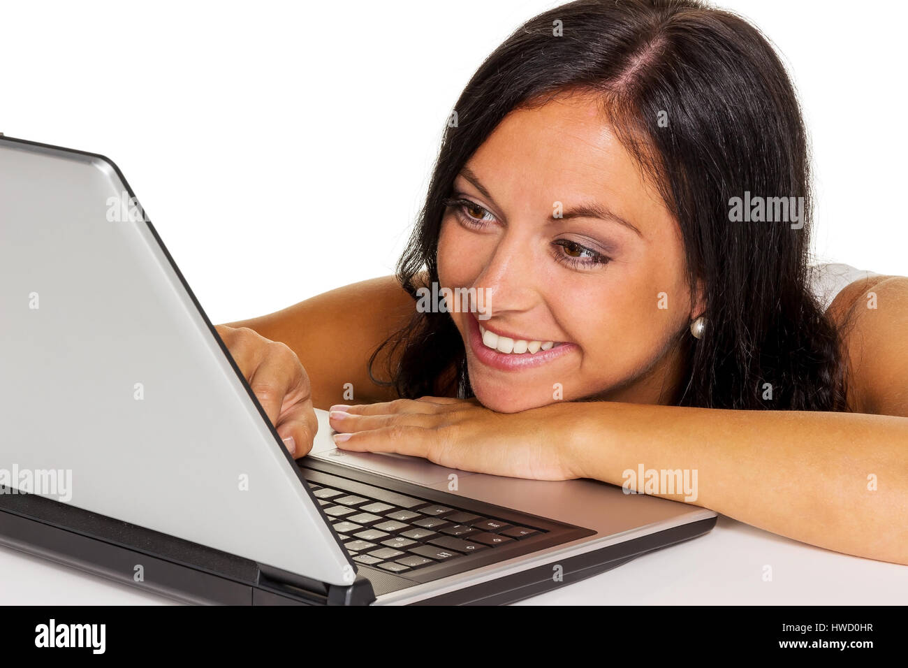 Una giovane donna con un computer portatile. Foto di simbolo per la comunicazione e media moderni., Eine junge Frau Mit einem computer laptop. Foto di simbolo f'r Kom Foto Stock