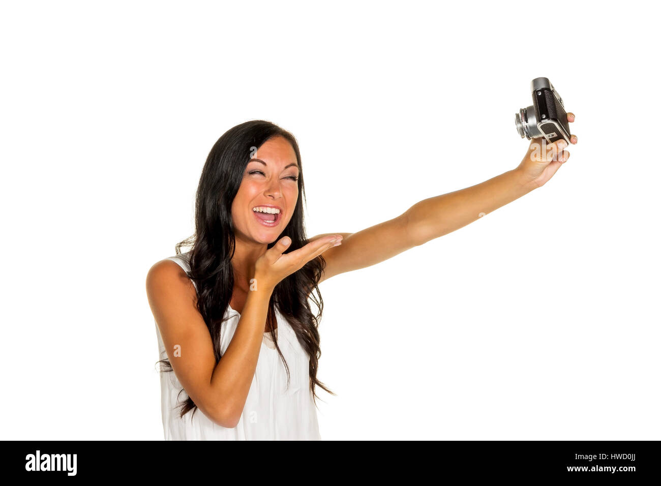 Una giovane donna ha preso una foto di divertimento durante le loro con una vecchia macchina fotografica. Selfie, Eine junge Frau hat Spa? W‰hrend sie sich selber Mit einem alten Fotoap Foto Stock