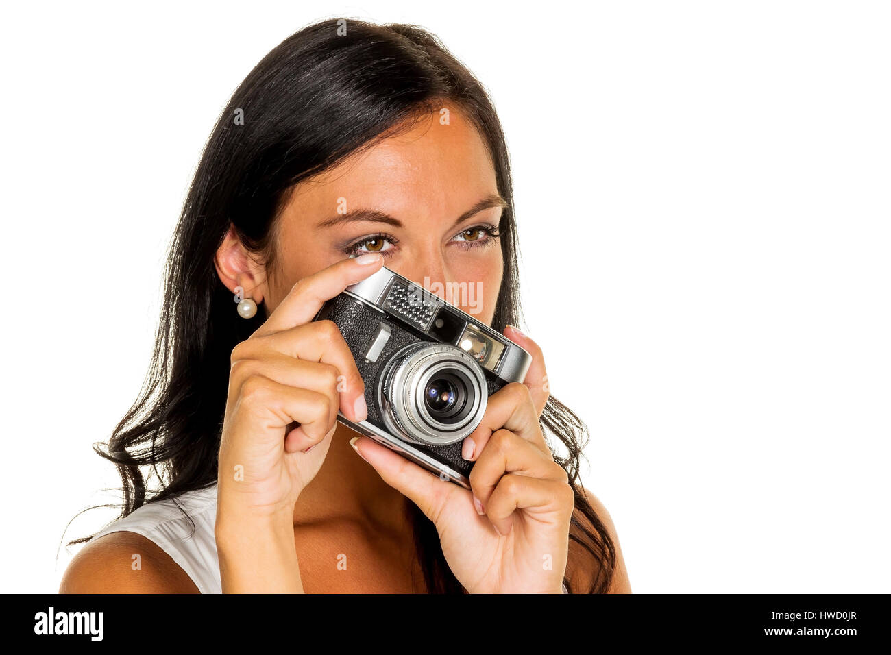 Una giovane donna prende la foto di una fotocamera con un retrò, Eine junge Frau fotografiert mit einer retrò Kamera Foto Stock