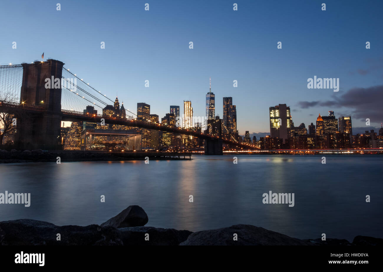 Ponte di Brooklyn e la Skyline di Manhattan al tramonto - New York, Stati Uniti d'America Foto Stock