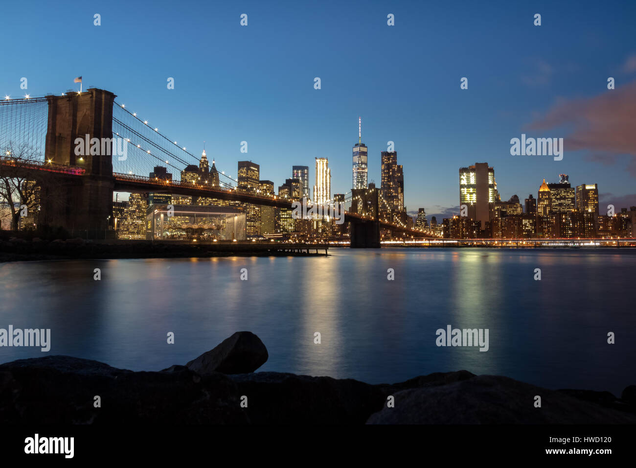 Ponte di Brooklyn e la Skyline di Manhattan al tramonto - New York, Stati Uniti d'America Foto Stock