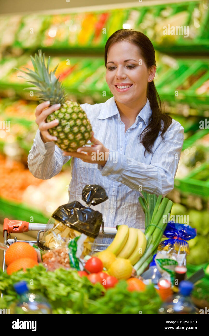 La donna va per gli acquisti al supermercato, Frau geht Einkaufen im Supermarkt Foto Stock