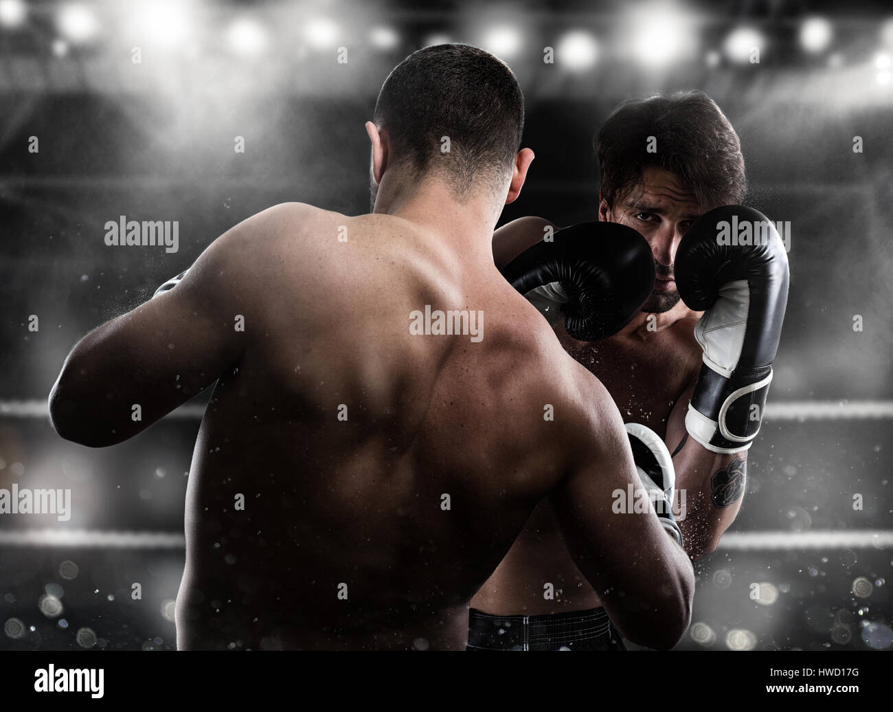 Boxer in una competizione boxe batte il suo avversario Foto Stock