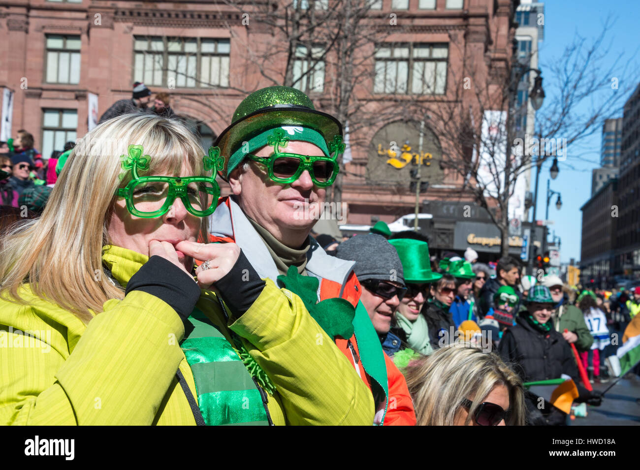 Montreal, Canada - 19 Marzo 2017: gli spettatori la visione di Montreal del San Patrizio parade Foto Stock