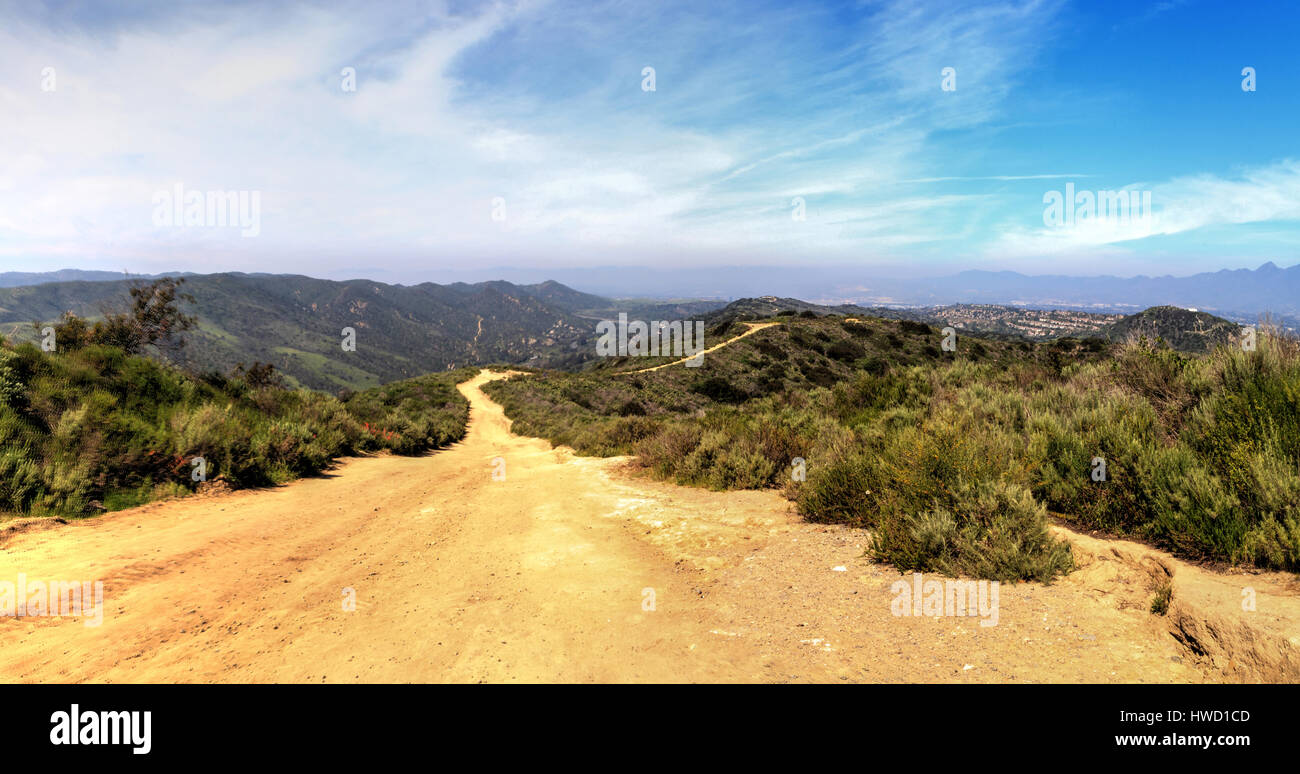 Sentiero escursionistico in cima al mondo in Laguna Beach che ha una vista delle montagne a doppio spiovente e il canyon road di seguito. Foto Stock