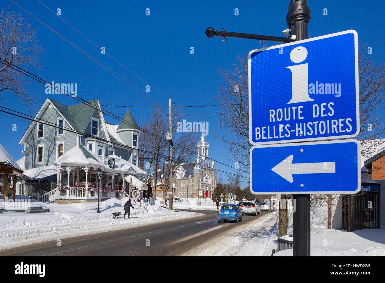 Canada, Provincia di Quebec, Laurentians, Saint Sauveur, la Route des Belles Histoires, Main Street, chiesa e ristorante creperia Armorica Foto Stock