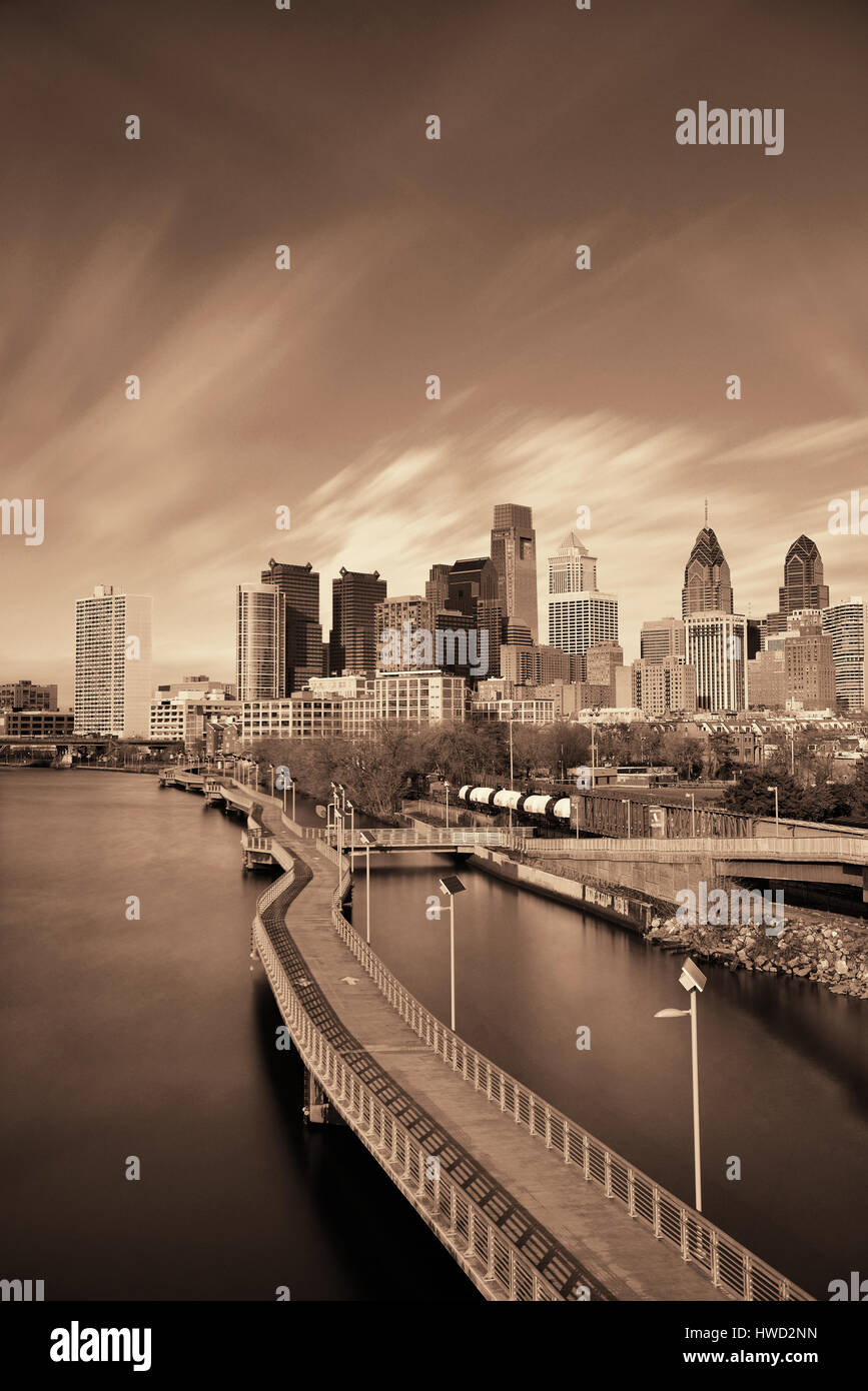 Lo skyline di Philadelphia con architettura urbana. Foto Stock