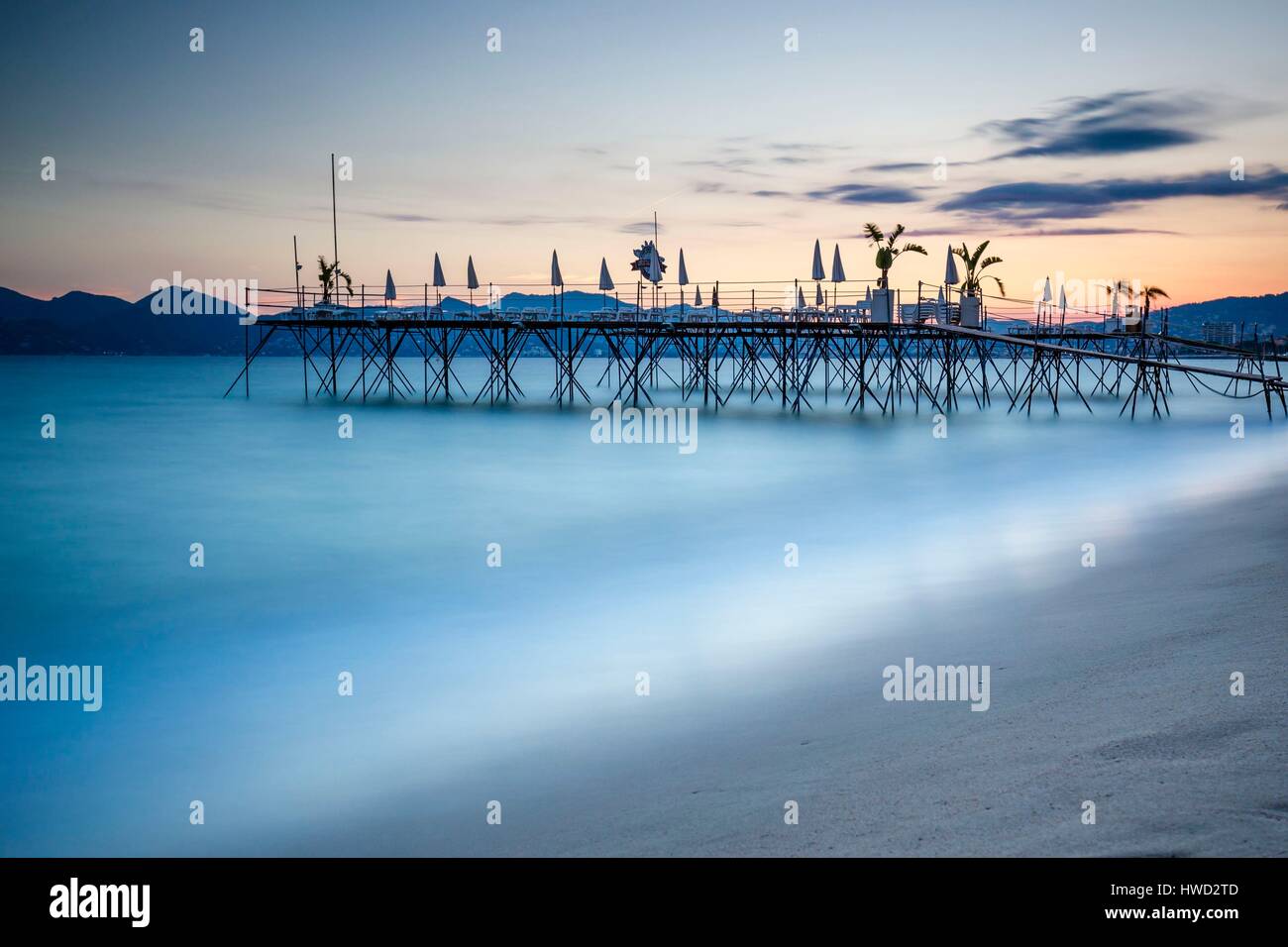 Francia, Alpes Maritimes, Cannes, spiaggia di Midi, pontoni privi del ristorante Crystal Beach Foto Stock