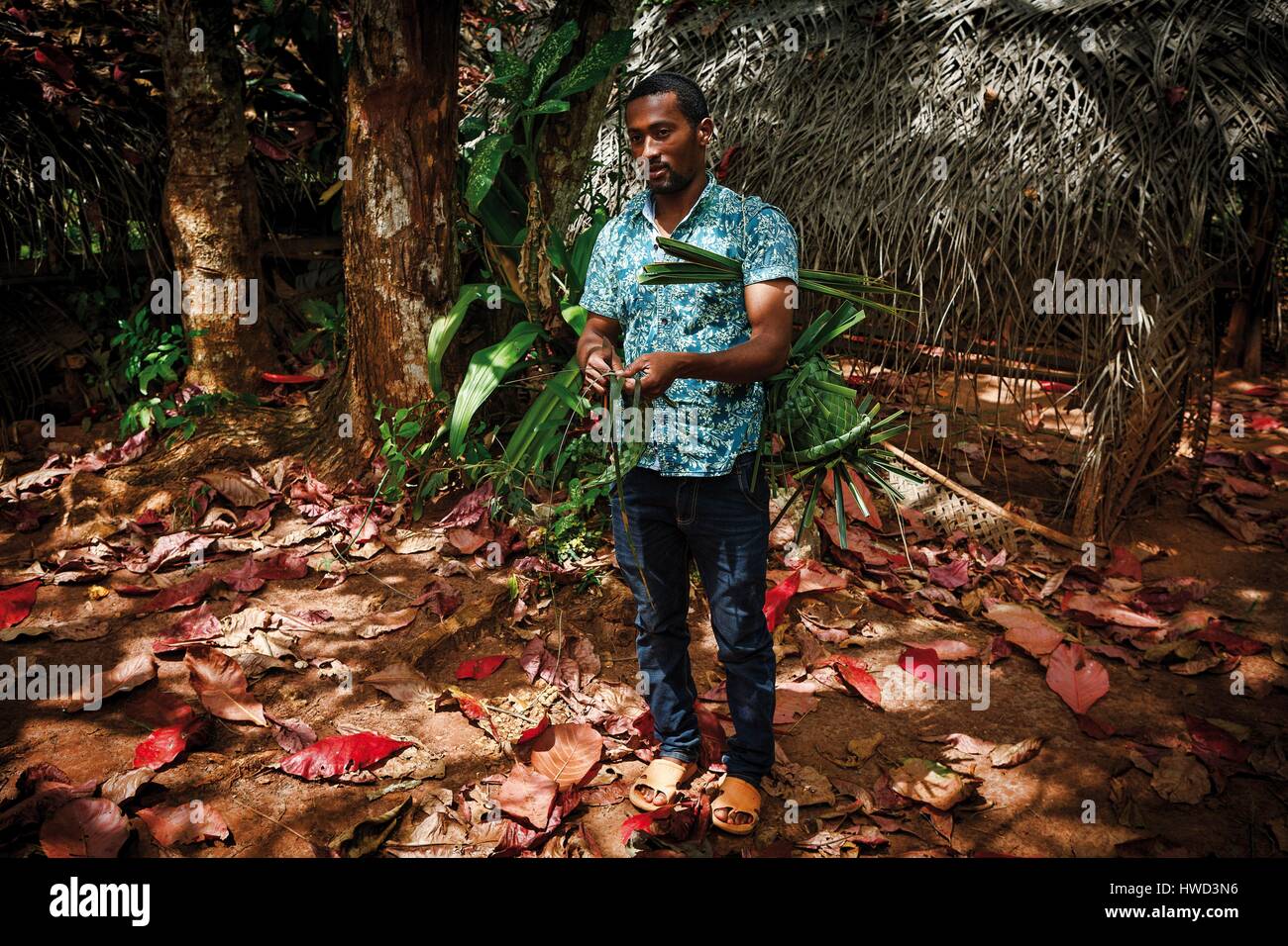 Tanzania, Zanzibar, Kizimbani, giovane uomo in una fattoria specializzata nella coltivazione di spezie Foto Stock