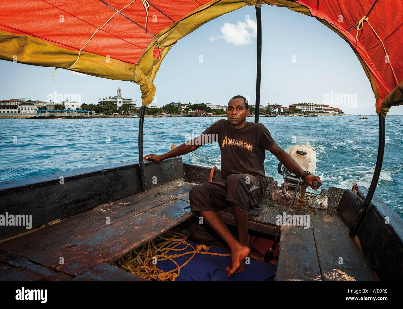 Tanzania, Zanzibar, città di Zanzibar, Stone Town, classificato come patrimonio mondiale dall' UNESCO, driver ritratto di un trasporto a motore canoa Foto Stock